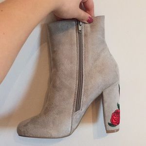 Grey booties with rose embroidery on the heel
